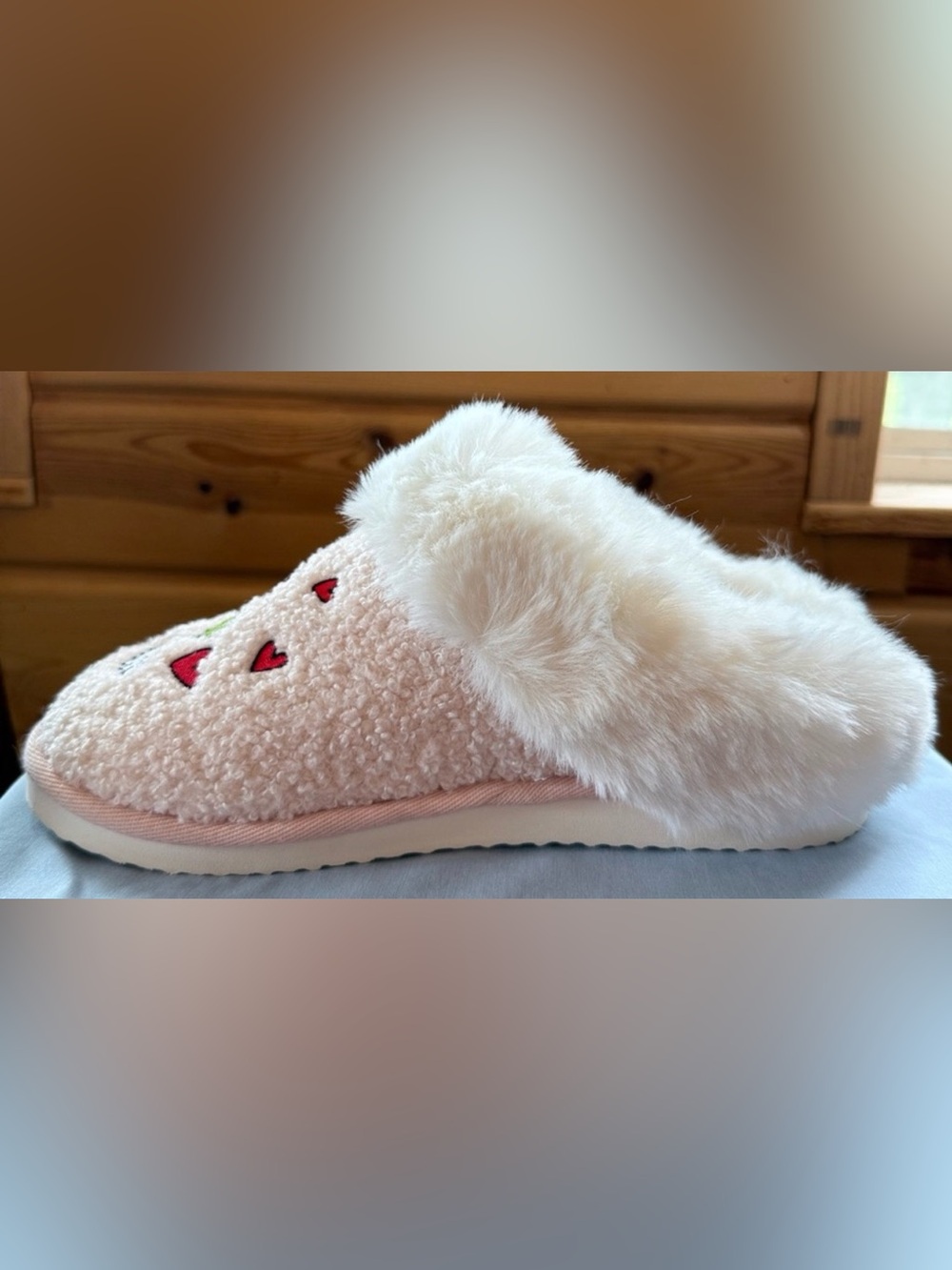 American Eagle Women's Plush Grinch Holiday Slippers in Cream 8 NWOT - Picture 12 of 14
